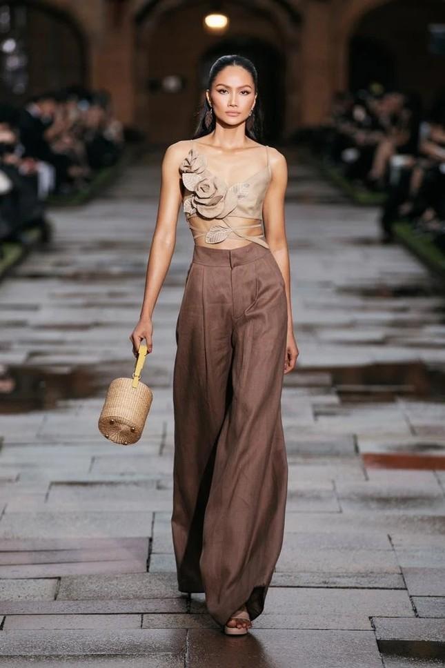 Ngọc Châu gây tranh cãi vì có hành động khác lạ khi trình diễn thời trang-5