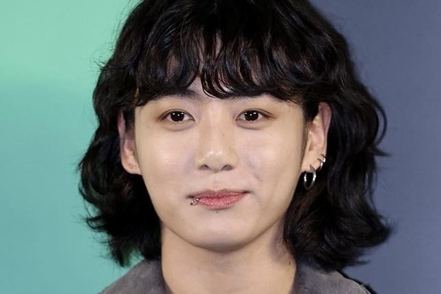 V (BTS) biến đường phố Paris thành sàn catwalk trong lần đầu xuất hiện-5