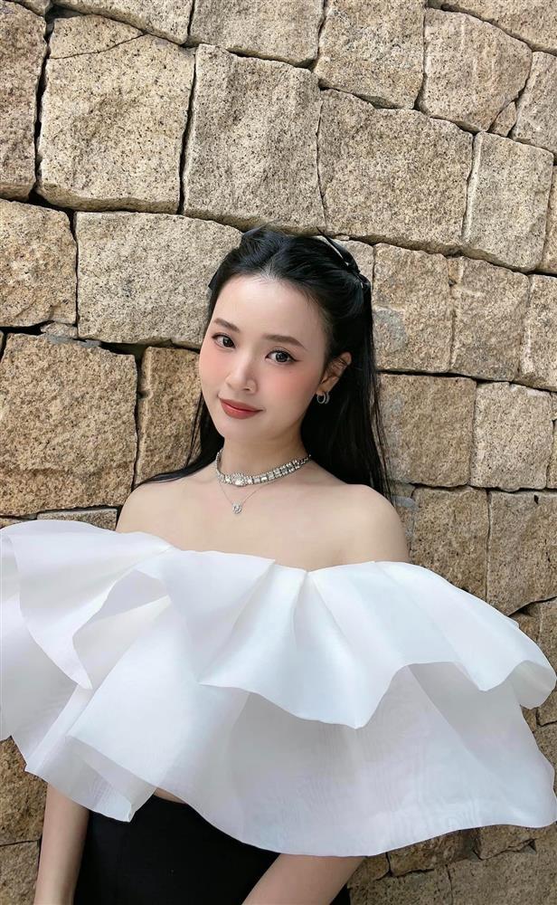 Midu mặc sơ mi lộ eo và vòng 1 ra phố-1