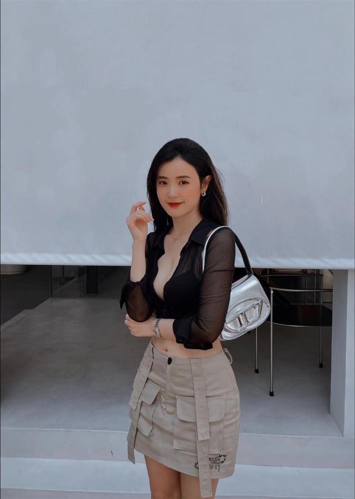 Midu mặc sơ mi lộ eo và vòng 1 ra phố-3