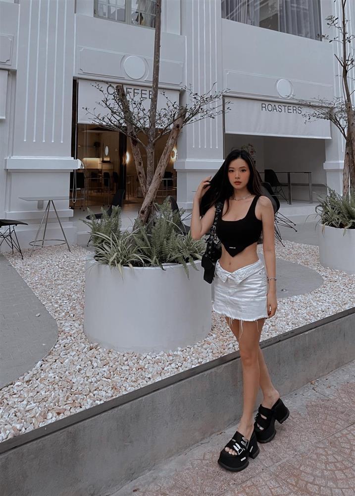 Midu mặc sơ mi lộ eo và vòng 1 ra phố-5