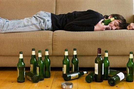 Thảm cảnh gia đình: Vợ ốm con đau, chồng say tè dầm