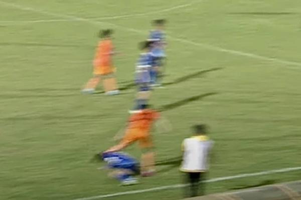 Tuyển thủ U20 Việt Nam gây phẫn nộ khi đạp vào đầu đối thủ-1