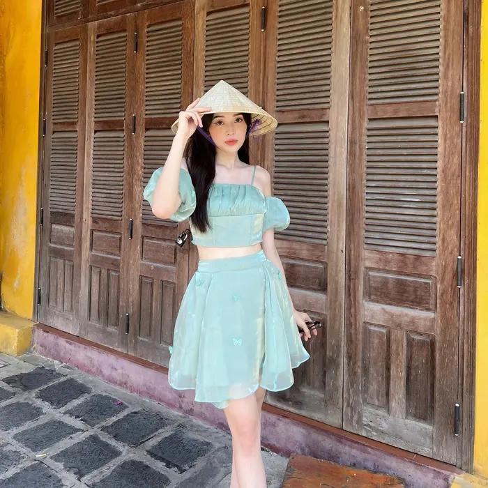 Tham khảo 10 set đồ đi du lịch trẻ trung, nổi bật của sao Việt-4