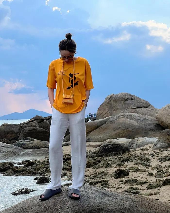 Tham khảo 10 set đồ đi du lịch trẻ trung, nổi bật của sao Việt-8