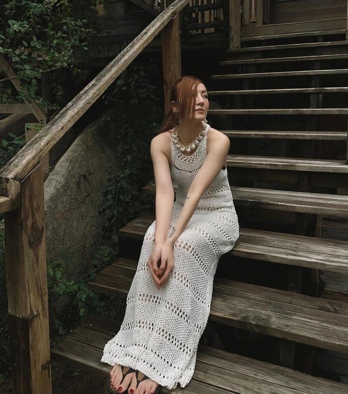 Tham khảo 10 set đồ đi du lịch trẻ trung, nổi bật của sao Việt-10