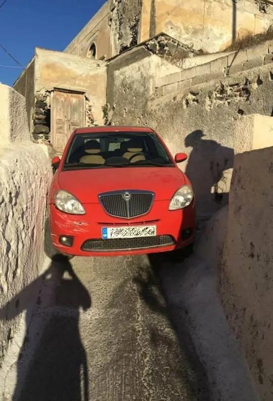 Thuê ô tô tự lái bị kẹt cứng giữa ngõ hẹp, du khách biến mất thần kỳ-2