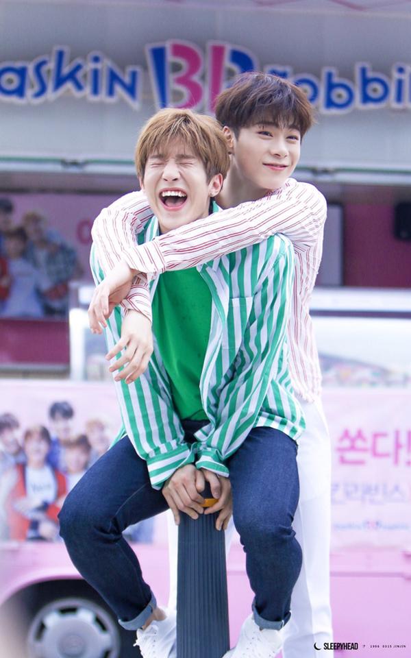 Thư tay của ASTRO tưởng niệm Moonbin: Anh đến muộn, xin lỗi em-1