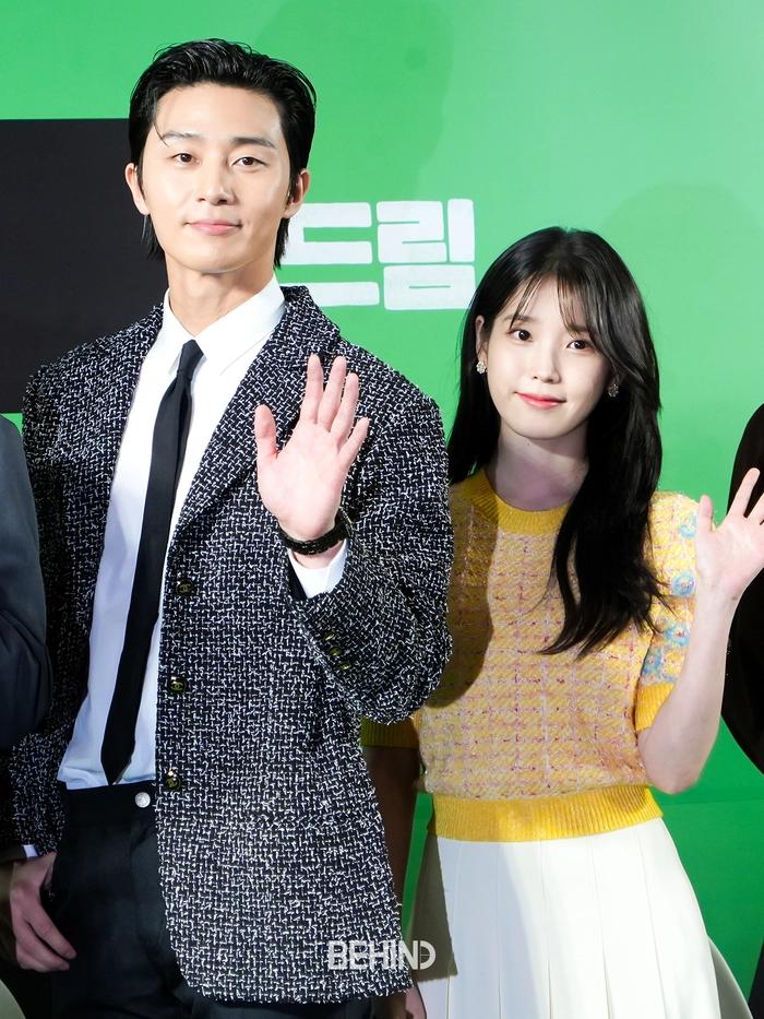 Park Seo Joon gây tan chảy với hành động ga lăng dành cho IU-1