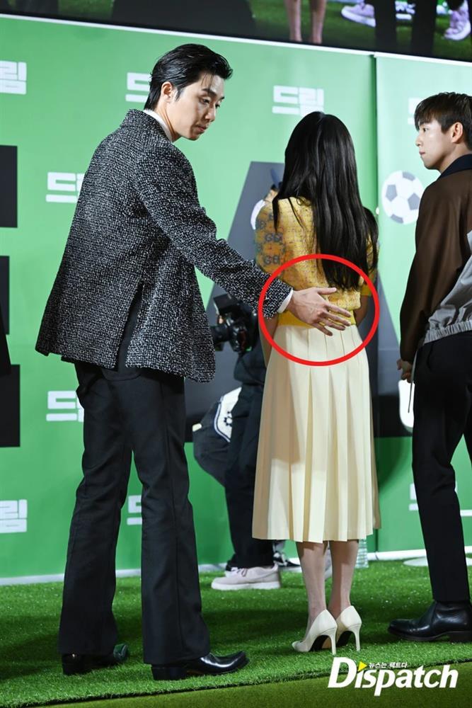 Park Seo Joon gây tan chảy với hành động ga lăng dành cho IU-2