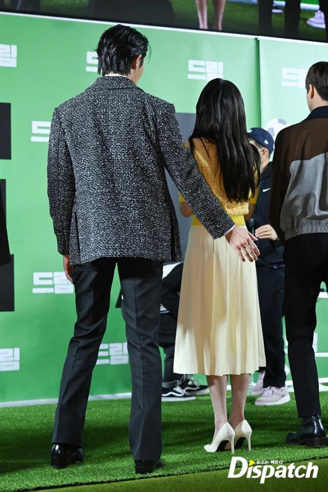 Park Seo Joon gây tan chảy với hành động ga lăng dành cho IU-3