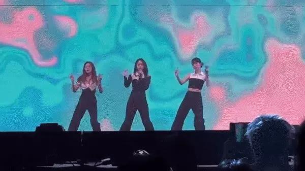 Bạn thân có biểu hiện suy sụp trên sân khấu sau khi Moonbin qua đời-2