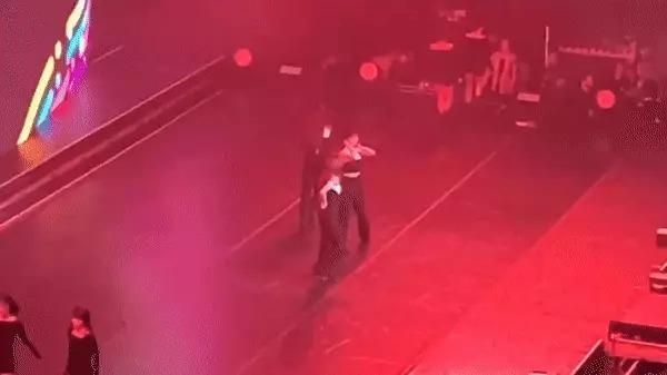 Bạn thân có biểu hiện suy sụp trên sân khấu sau khi Moonbin qua đời-3