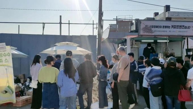 120.000 đồng/ly nước mía của người Việt ở Australia gây sốt, ép cùng đủ thứ-1