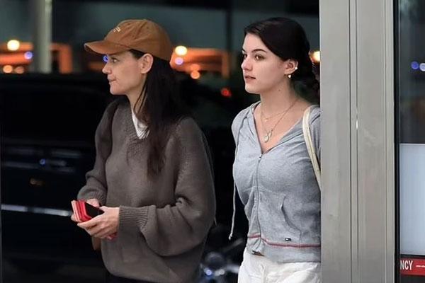 Suri Cruise - từ em bé sành điệu, nổi đình đám đến cô gái gợi cảm ở tuổi 17-14