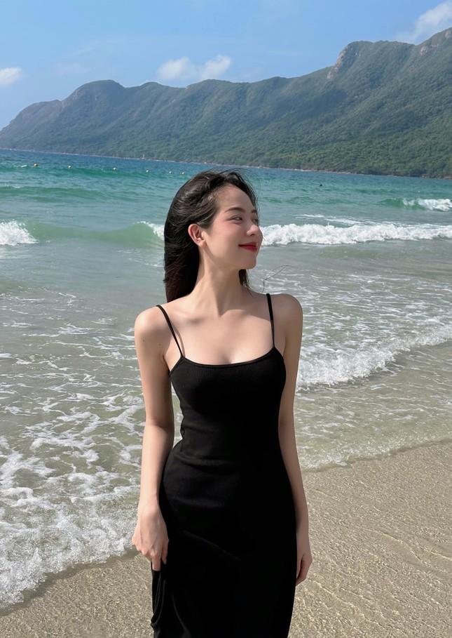 Hoa hậu Thanh Thủy khoe dáng trên biển, danh tính người chụp gây bất ngờ-2