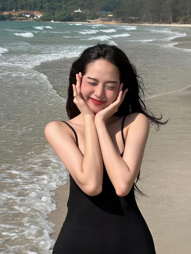 Hoa hậu Thanh Thủy khoe dáng trên biển, danh tính người chụp gây bất ngờ-4