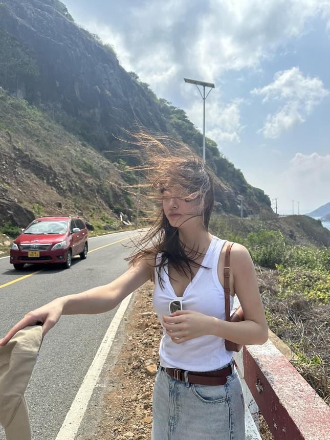 Hoa hậu Thanh Thủy khoe dáng trên biển, danh tính người chụp gây bất ngờ-9