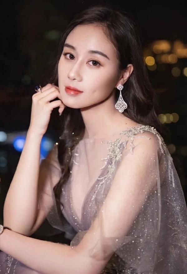 Gái út vua sòng bạc Macau: Không theo mốt mình dây, makeup nhẹ vẫn xinh-1