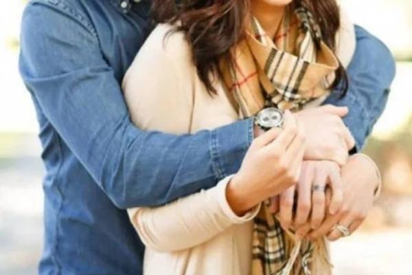 Tưởng yêu đến chết nên cho bạn trai khắc tên lên bia mộ, cô gái trả giá-1