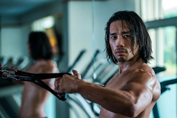 Hình thể vạm vỡ của nam chính người Mỹ quay phim ở Việt Nam-4