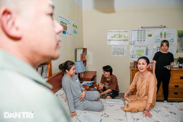 NSND Lan Hương dậy từ 5h sáng nấu xôi, đi Cub 50 làm phim mẹ chồng-10