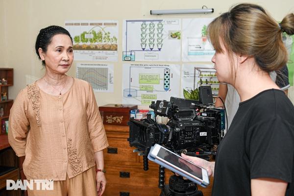 NSND Lan Hương dậy từ 5h sáng nấu xôi, đi Cub 50 làm phim mẹ chồng-12