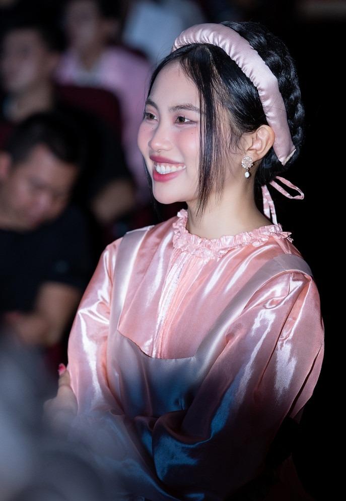 Phản ứng của Phương Mỹ Chi khi bị nhận xét ăn theo Hoàng Thùy Linh-3