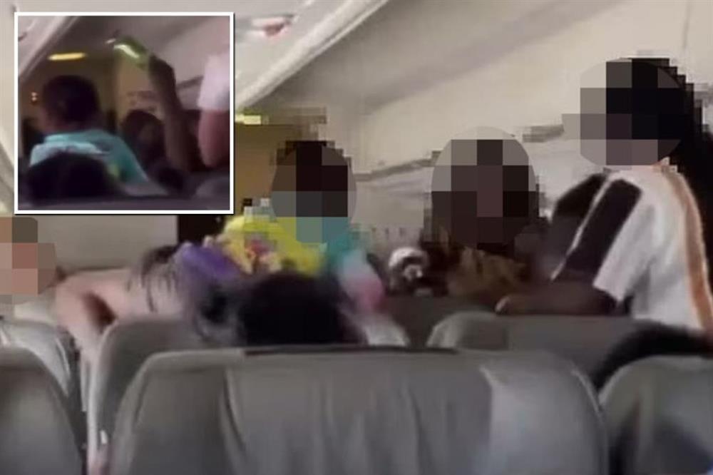 Máy bay hạ cánh khẩn vì hành khách đánh nhau, đập toác kính cửa sổ-1