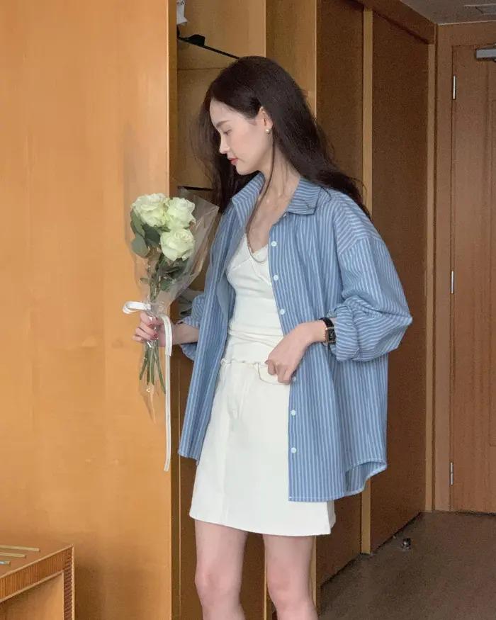 10 cách mặc sơ mi kẻ - mẫu áo đi đâu cũng gặp trong mùa hè 2023-5