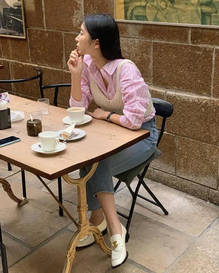 10 cách mặc sơ mi kẻ - mẫu áo đi đâu cũng gặp trong mùa hè 2023-7