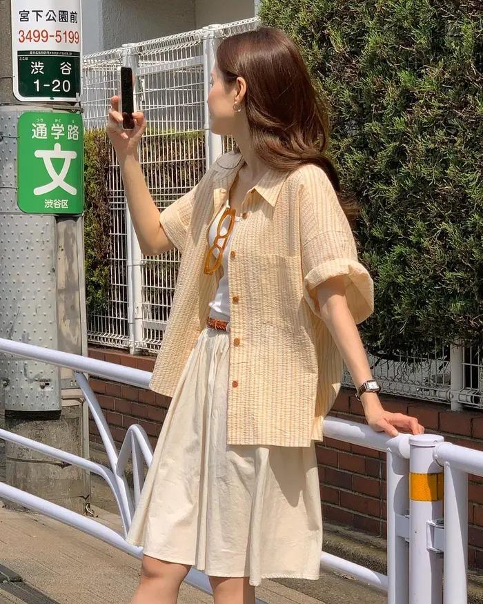 10 cách mặc sơ mi kẻ - mẫu áo đi đâu cũng gặp trong mùa hè 2023-9