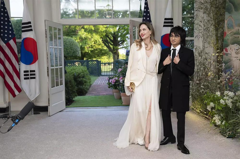 Con cả tháp tùng Angelina Jolie đến tiệc chiêu đãi cấp cao ở Nhà Trắng-1
