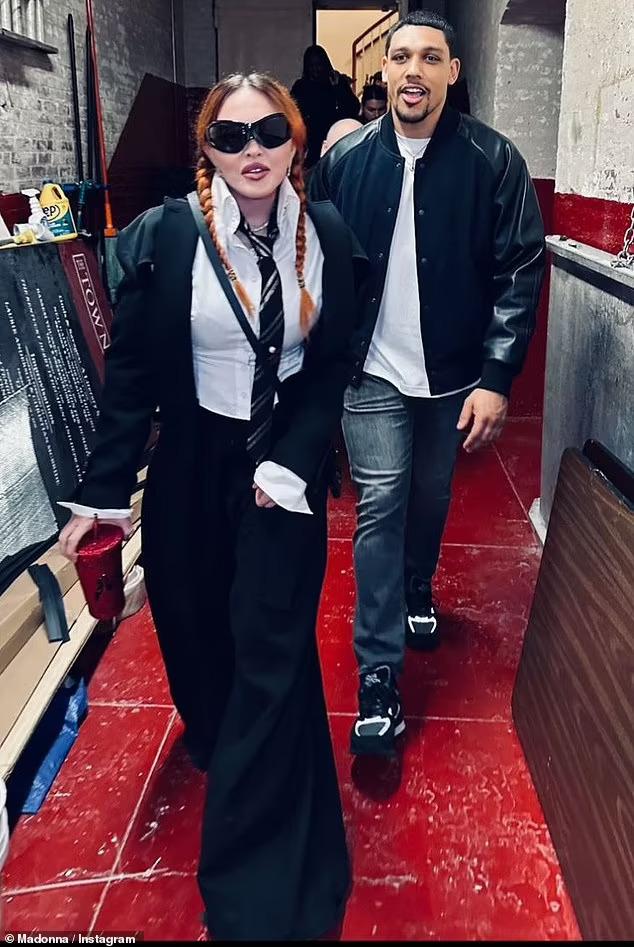 Madonna cưa sừng làm nghé khi hẹn hò tình trẻ-1