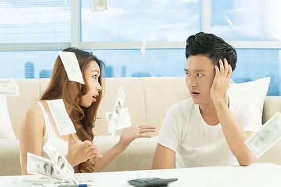 Từ khi có hàng xóm mới, vợ chồng tôi thường xuyên lục đục