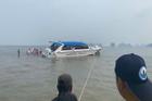42 du khách mắc kẹt giữa biển khi ngắm cảnh, phải lội nước đẩy thuyền