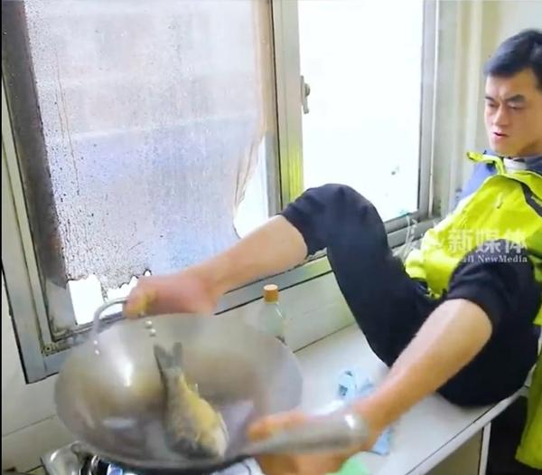 Cảm động người chồng không tay chăm sóc vợ mới sinh con-2