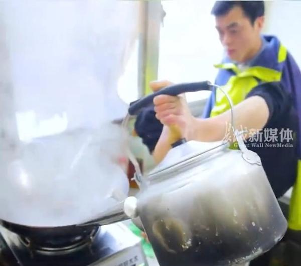 Cảm động người chồng không tay chăm sóc vợ mới sinh con-3