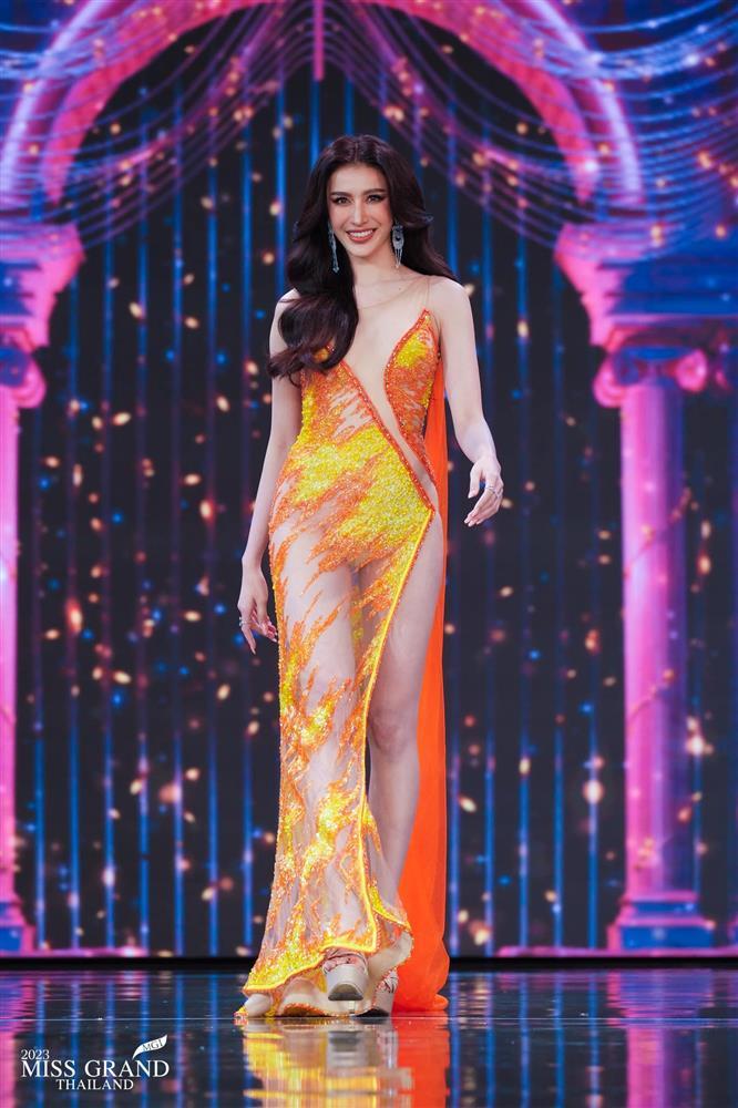 Váy dạ hội lộ nội y tràn ngập đêm bán kết Hoa hậu Hòa bình Thái Lan-4