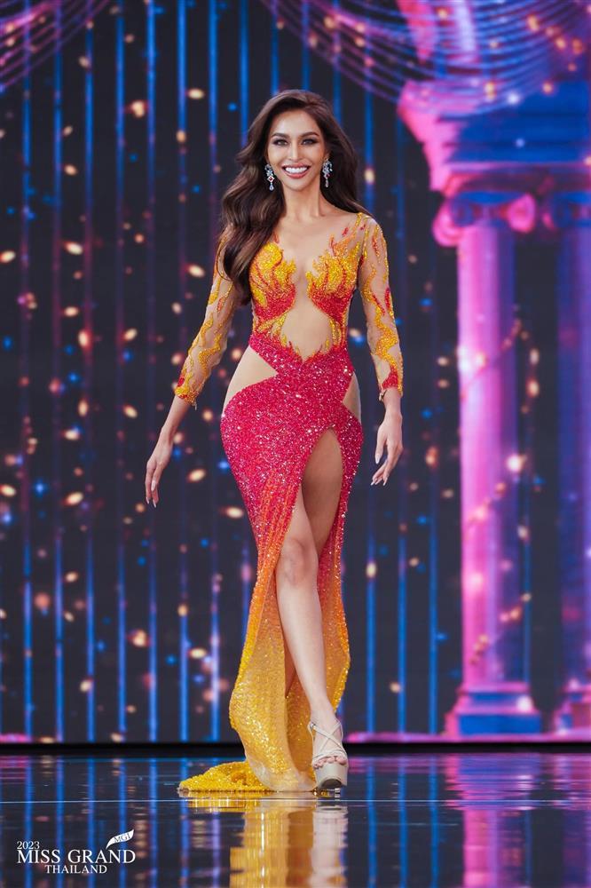 Váy dạ hội lộ nội y tràn ngập đêm bán kết Hoa hậu Hòa bình Thái Lan-6