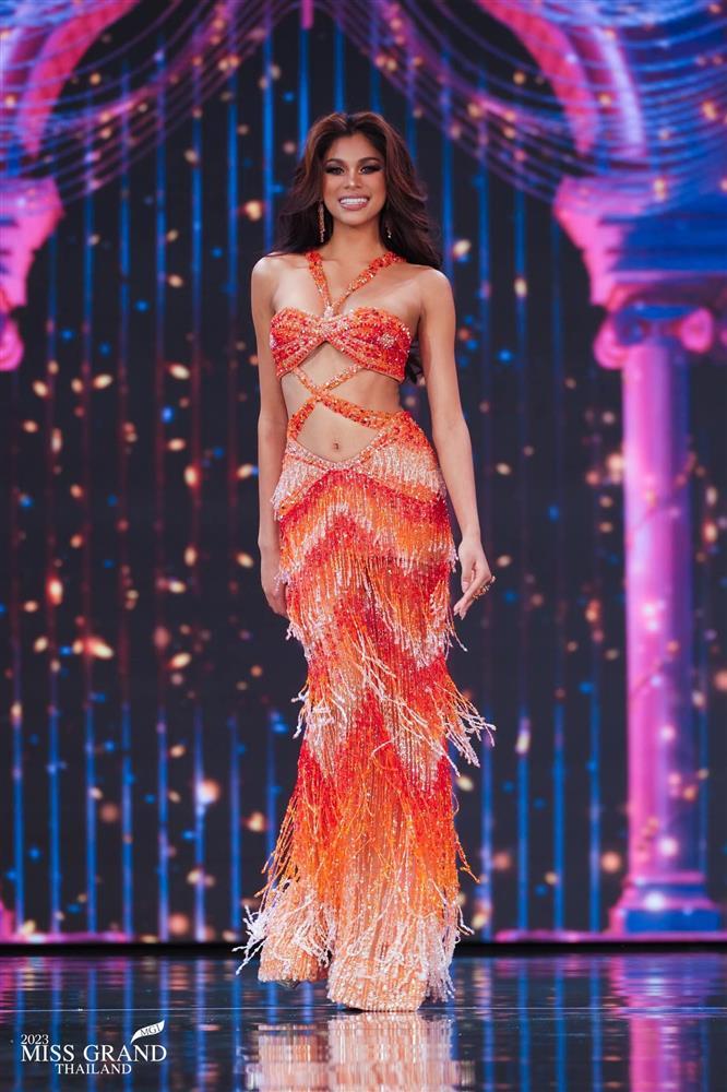 Váy dạ hội lộ nội y tràn ngập đêm bán kết Hoa hậu Hòa bình Thái Lan-7