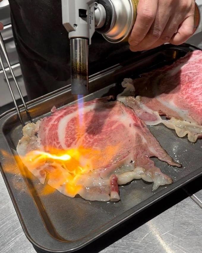 Phở Việt ở Hong Kong dùng đèn khò làm chín thịt bò gây tranh cãi dữ dội-2