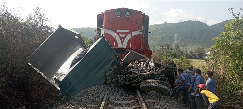 Tài xế xe tải tử vong sau va chạm với tàu hỏa ở Khánh Hòa-1