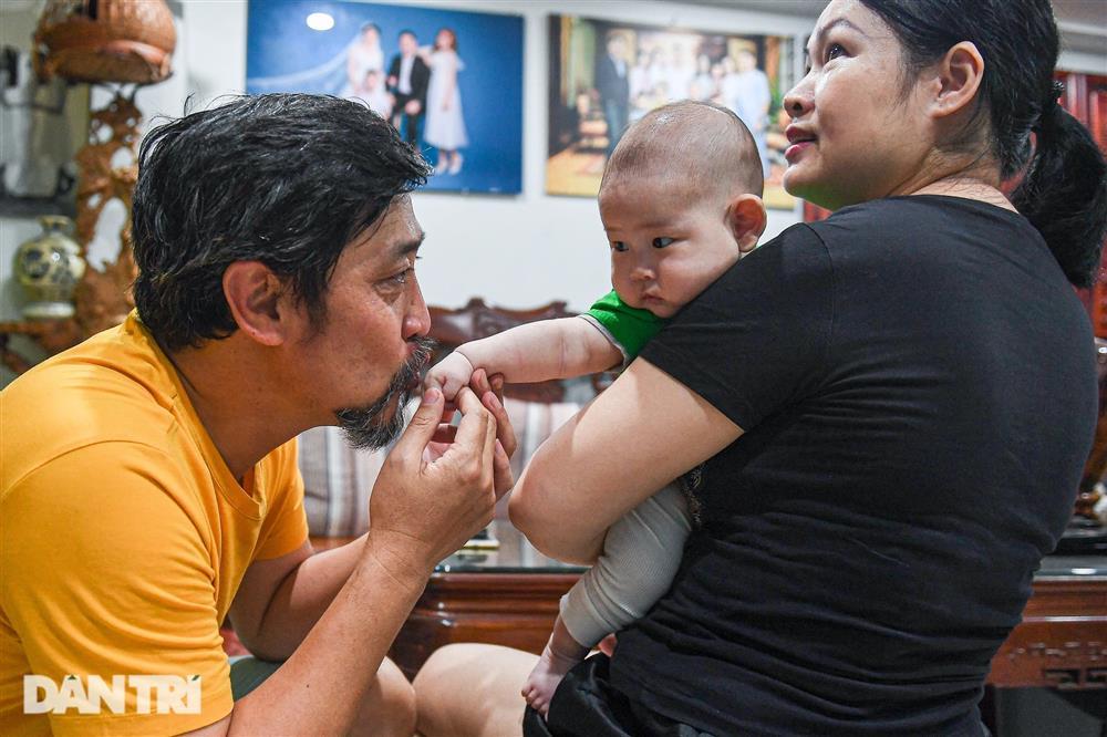 NSƯT Hồ Phong tuổi 52: Gã đểu trên phim, ông bố bỉm sữa ngoài đời-5