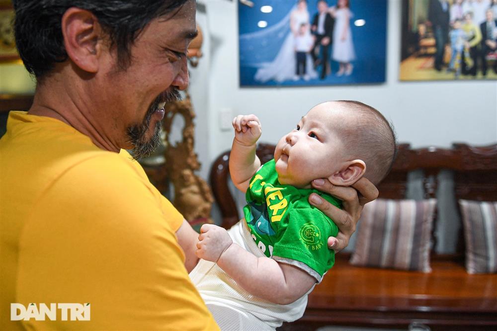 NSƯT Hồ Phong tuổi 52: Gã đểu trên phim, ông bố bỉm sữa ngoài đời-6