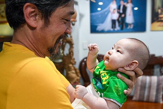 NSƯT Hồ Phong tuổi 52: Gã đểu trên phim, 'ông bố bỉm sữa' ngoài đời