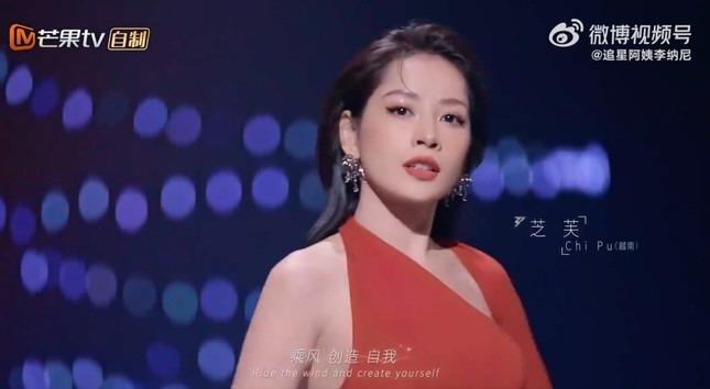 Chi Pu xuất hiện trên sân khấu cùng dàn sao Trung Quốc-2