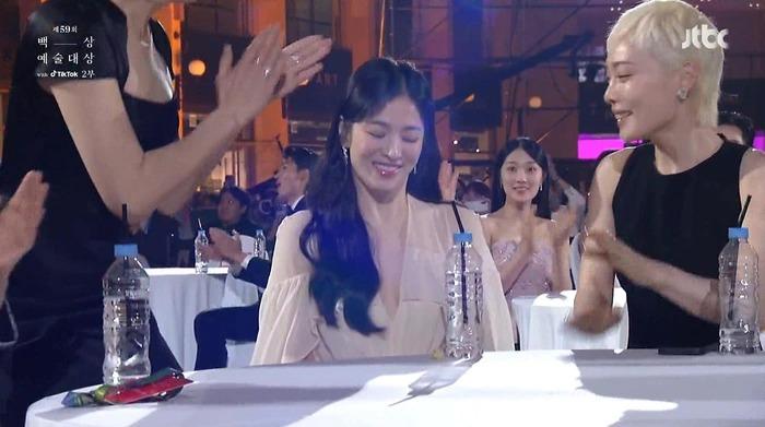 Song Hye Kyo vỡ òa khi lên ngôi Thị hậu tại Baeksang 2023-2