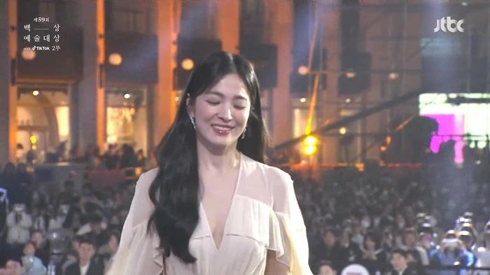 Song Hye Kyo vỡ òa khi lên ngôi Thị hậu tại Baeksang 2023-3