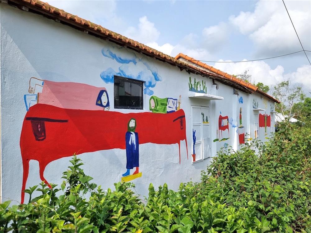 Tranh vẽ ở làng chài bích họa Quảng Nam bị chê xấu, họa sĩ nói gì?-3